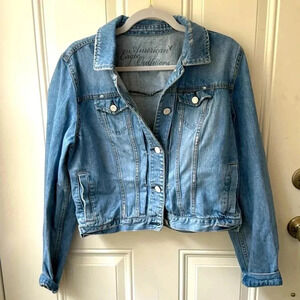 American Eagle outfitters women’s denim jean jacket intentionally distressed